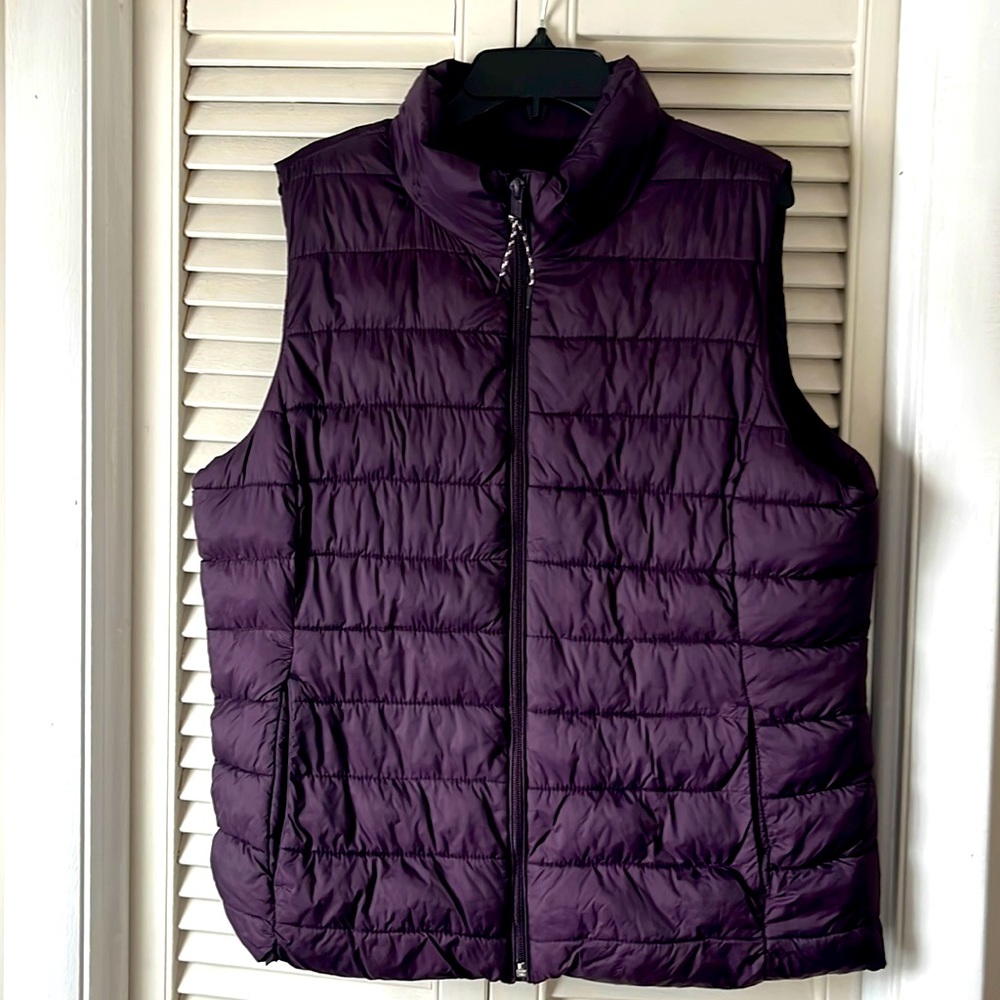 Women’s Large Gap Puffer Vest.